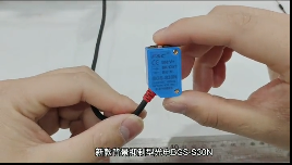 新款背景抑制光電開關(guān)，檢測距離更遠(yuǎn)，可檢測黑色啞光物體，檢測不受背景影響。漏檢測試數(shù)千萬次，無一漏檢。耐久性能測試，已過億次。